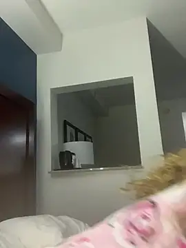 Snapshot of sexxycandyred chatting on March 6, 9:17 am sexxycandyred online show from March 6, 9:17 am