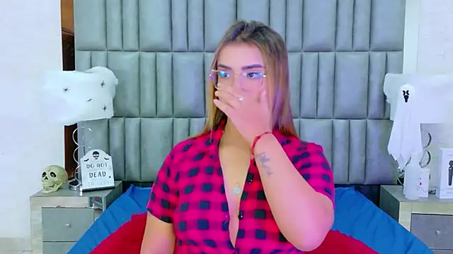 Snapshot of ZoehRoux chatting on October 31, 4:13 am ZoehRoux online show from October 31, 4:13 am