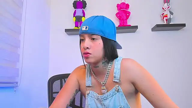 Gangster Girl online show from December 17, 10:32 pm