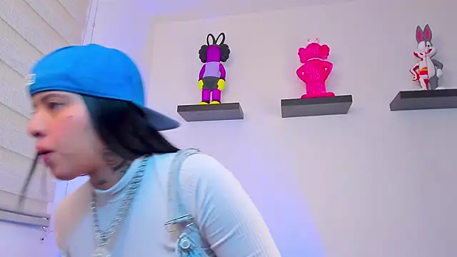 Gangster Girl online show from December 28, 2:01 am