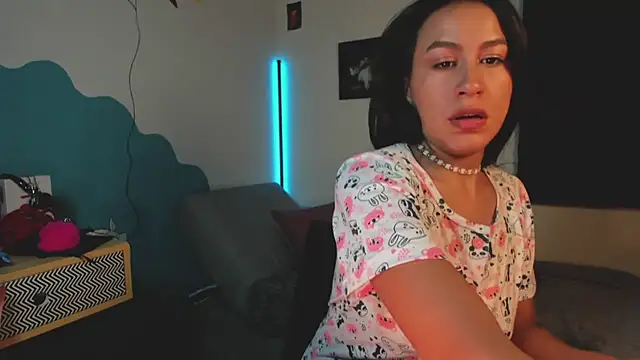 EmiGomez  online show from February 3, 1:37 am