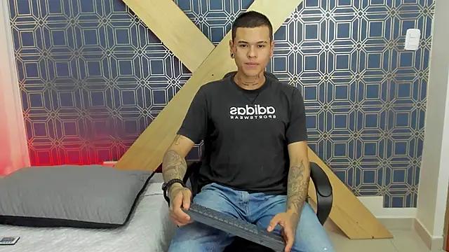Snapshot of jamesinked_ chatting on January 7, 1:57 pm jamesinked  online show from January 7, 1:57 pm