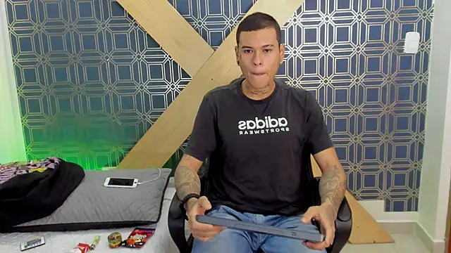 Snapshot of jamesinked_ chatting on January 8, 2:14 pm jamesinked  online show from January 8, 2:14 pm