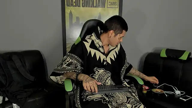 Snapshot of jamesinked_ chatting on February 5, 1:58 am jamesinked  online show from February 5, 1:58 am