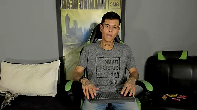 Snapshot of jamesinked_ chatting on March 23, 2:04 am jamesinked  online show from March 23, 2:04 am