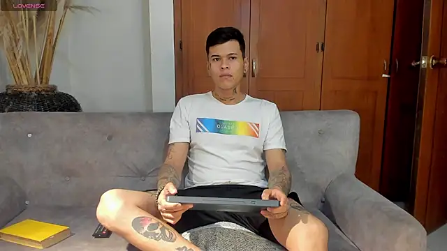 Snapshot of jamesinked_ chatting on November 13, 1:26 am jamesinked online show from November 13, 1:26 am