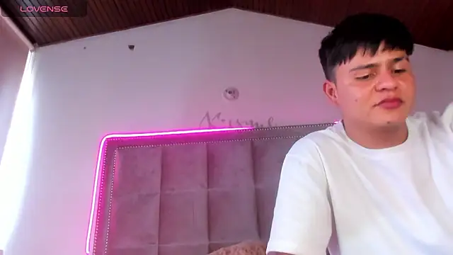 Snapshot of Melody_Ds chatting on December 17, 4:32 pm Melody Ds online show from December 17, 4:32 pm