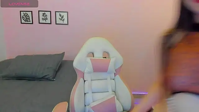 Snapshot of sophie_pazz chatting on June 19, 10:13 pm sophie pazz online show from June 19, 10:13 pm