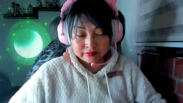 Shaddycute  online show from May 18, 3:02 am