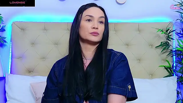 Snapshot of DaliyaArabian chatting on June 1, 12:18 pm DaliyaArabian online show from June 1, 12:18 pm