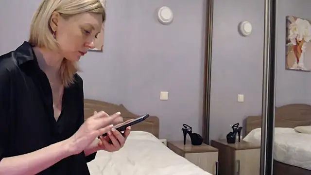 AvelinaLeoni online show from January 27, 6:41 am