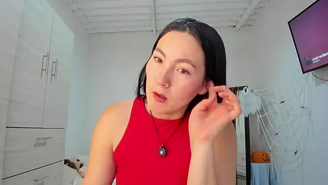 Elle Lee  online show from October 28, 3:04 pm