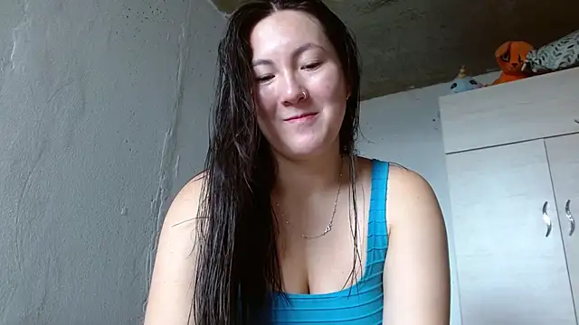 Elle Lee  online show from July 8, 2:10 pm