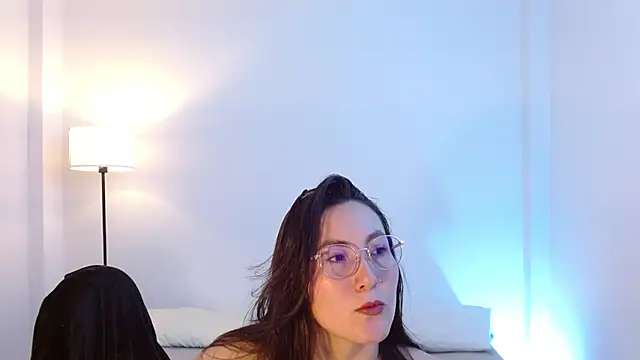 Elle Lee  online show from July 22, 4:10 pm
