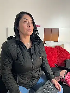 karenlennox1 online show from May 1, 2:49 am