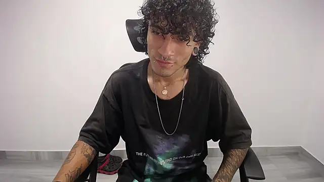 Snapshot of present_the_magic chatting on March 7, 3:19 am present the magic online show from March 7, 3:19 am