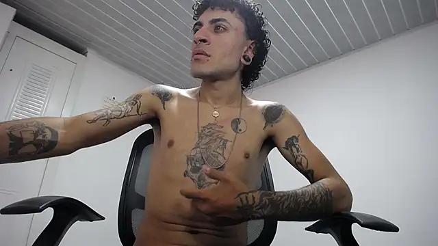 Snapshot of present_the_magic chatting on October 25, 5:40 pm present the magic online show from October 25, 5:40 pm