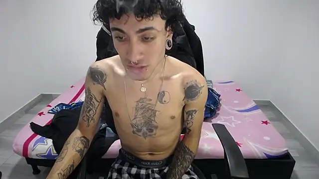 Snapshot of present_the_magic chatting on October 30, 5:02 pm present the magic online show from October 30, 5:02 pm