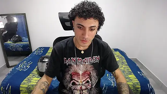 Snapshot of present_the_magic chatting on October 31, 10:44 pm present the magic online show from October 31, 10:44 pm