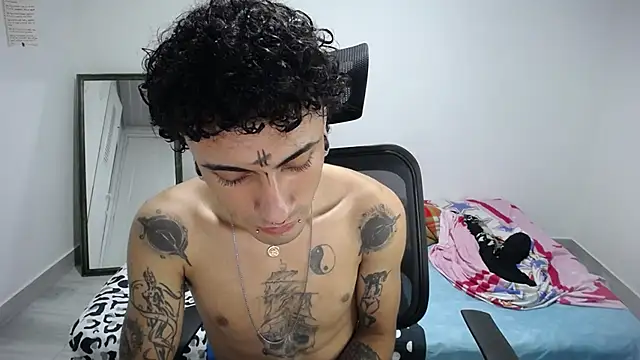 Snapshot of present_the_magic chatting on November 6, 6:25 am present the magic online show from November 6, 6:25 am