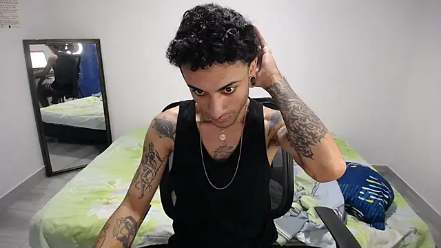 Snapshot of present_the_magic chatting on December 16, 6:51 am present the magic online show from December 16, 6:51 am