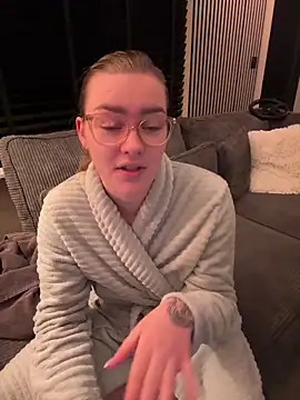 Snapshot of xX_HotCouple_Xx chatting on December 17, 8:59 pm xX HotCouple Xx online show from December 17, 8:59 pm