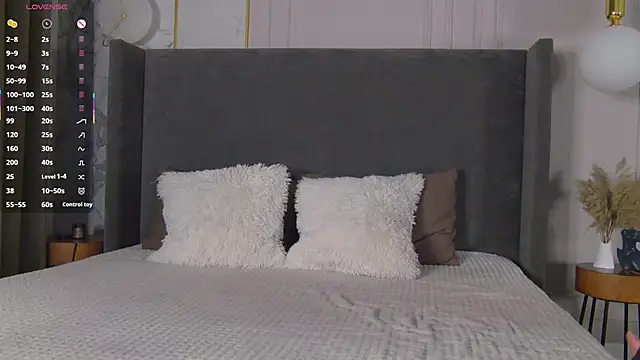 ReginaRobinson online show from February 8, 6:06 am