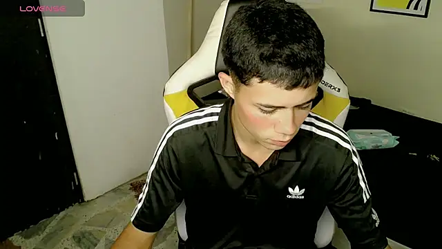 Snapshot of bby_santi chatting on October 1, 3:18 pm bby santi online show from October 1, 3:18 pm