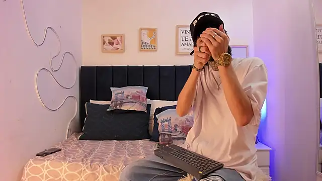 Snapshot of Brutal_Sex_Fucking chatting on November 17, 9:31 pm Brutal Sex Fucking online show from November 17, 9:31 pm