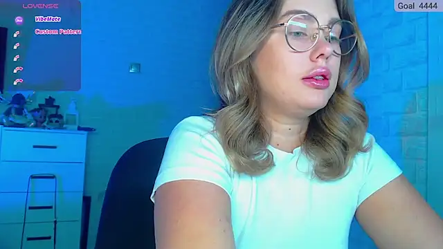 SuchCute online show from March 4, 1:23 am