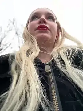 Snapshot of Milkyy_wway chatting on January 16, 8:11 am Milkyy wway online show from January 16, 8:11 am