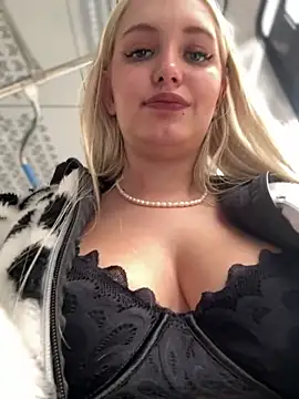 Snapshot of Milkyy_wway chatting on March 3, 10:38 am Milkyy wway online show from March 3, 10:38 am