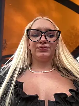 Snapshot of Milkyy_wway chatting on March 11, 8:30 am Milkyy wway online show from March 11, 8:30 am