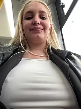 Snapshot of Milkyy_wway chatting on March 20, 11:27 am Milkyy wway online show from March 20, 11:27 am