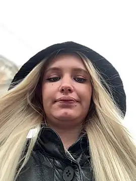 Snapshot of Milkyy_wway chatting on March 21, 8:39 am Milkyy wway online show from March 21, 8:39 am