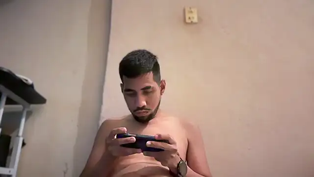 Snapshot of EnriquePersian197 chatting on January 19, 10:06 pm EnriquePersian197 online show from January 19, 10:06 pm