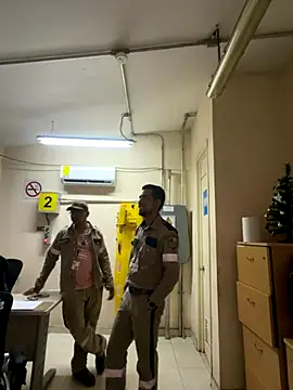 Snapshot of EnriquePersian197 chatting on December 3, 12:18 am EnriquePersian197 online show from December 3, 12:18 am