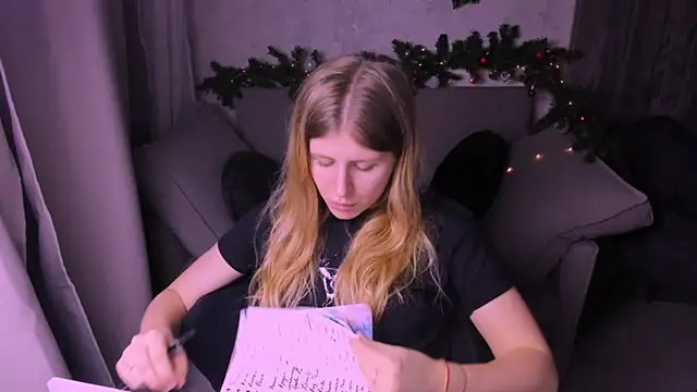 Snapshot of kirraa_ chatting on December 12, 9:48 pm kirraa online show from December 12, 9:48 pm