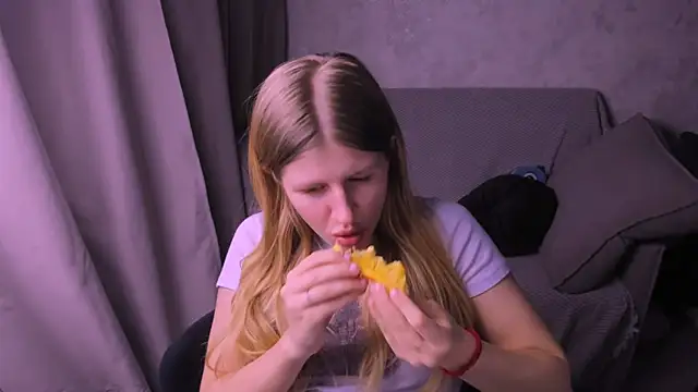 Snapshot of kirraa_ chatting on January 19, 10:49 pm kirraa online show from January 19, 10:49 pm