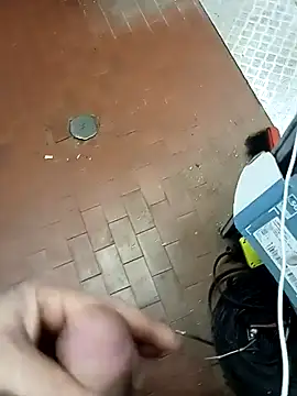 Snapshot of Porco81cazzo chatting on December 21, 11:50 am Porco81cazzo online show from December 21, 11:50 am