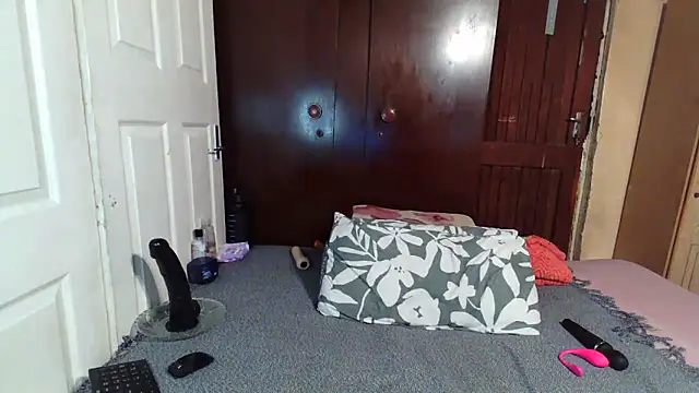 Snapshot of Smoochy_ chatting on December 4, 4:44 am Smoochy online show from December 4, 4:44 am