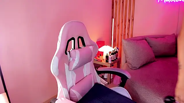 MadeleineSanez online show from June 17, 9:49 pm