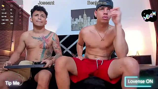 Snapshot of toyboys1 chatting on March 26, 1:55 am toyboys1 online show from March 26, 1:55 am