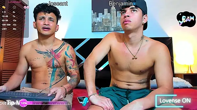 Snapshot of toyboys1 chatting on April 9, 3:39 am toyboys1 online show from April 9, 3:39 am