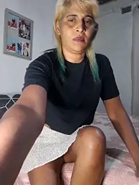 Snapshot of Goodgirlsue_77 chatting on December 4, 4:05 pm Goodgirlsue 77 online show from December 4, 4:05 pm