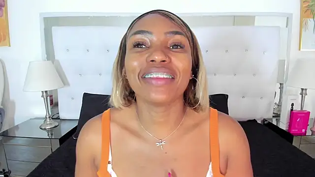 Isla Scott online show from July 9, 11:36 am
