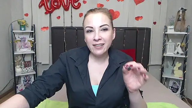 Snapshot of ElizabethSho chatting on April 6, 6:20 pm ElizabethSho online show from April 6, 6:20 pm