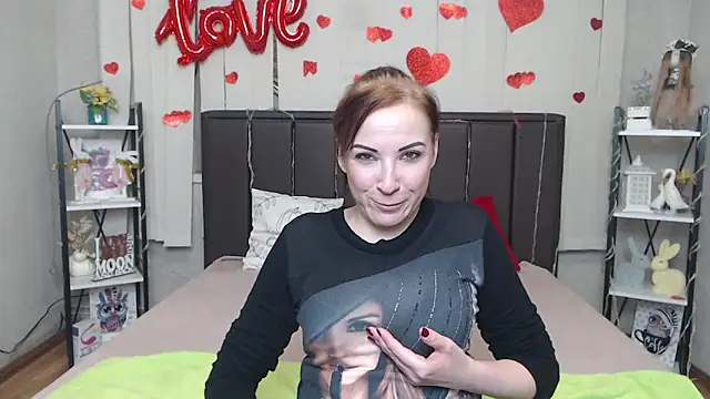 Snapshot of ElizabethSho chatting on April 7, 5:13 pm ElizabethSho online show from April 7, 5:13 pm