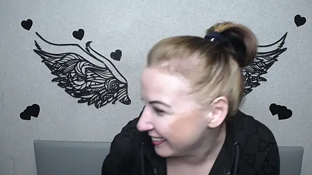 Snapshot of ElizabethSho chatting on May 16, 5:12 pm ElizabethSho online show from May 16, 5:12 pm