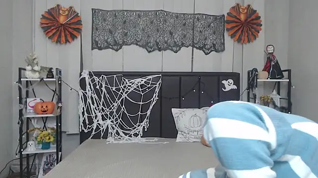 Snapshot of EmiliaGree chatting on October 25, 5:04 am EmiliaGree online show from October 25, 5:04 am